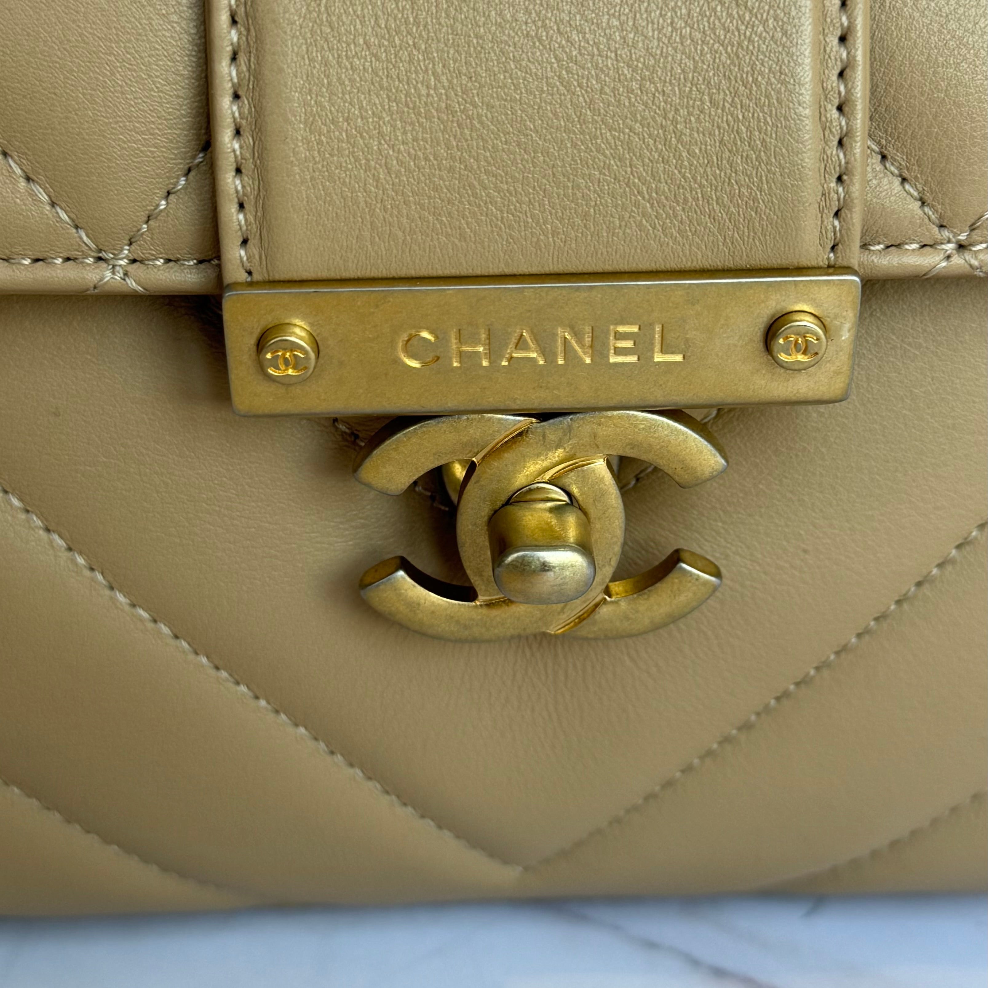 CHANEL Chevron Gold Class Top