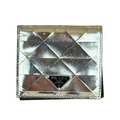 Tarjetero Prada color plata