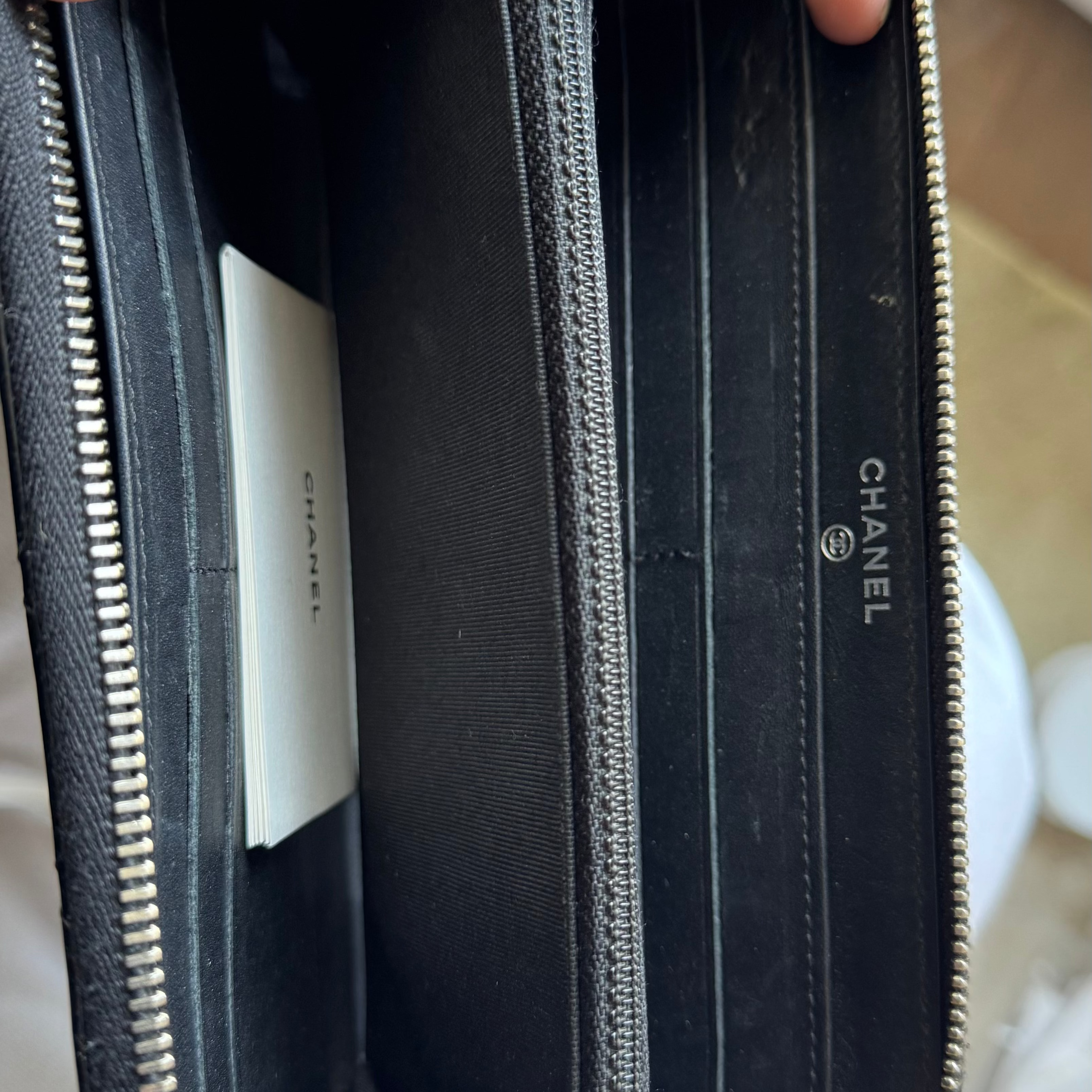 Cartera charol CHANEL